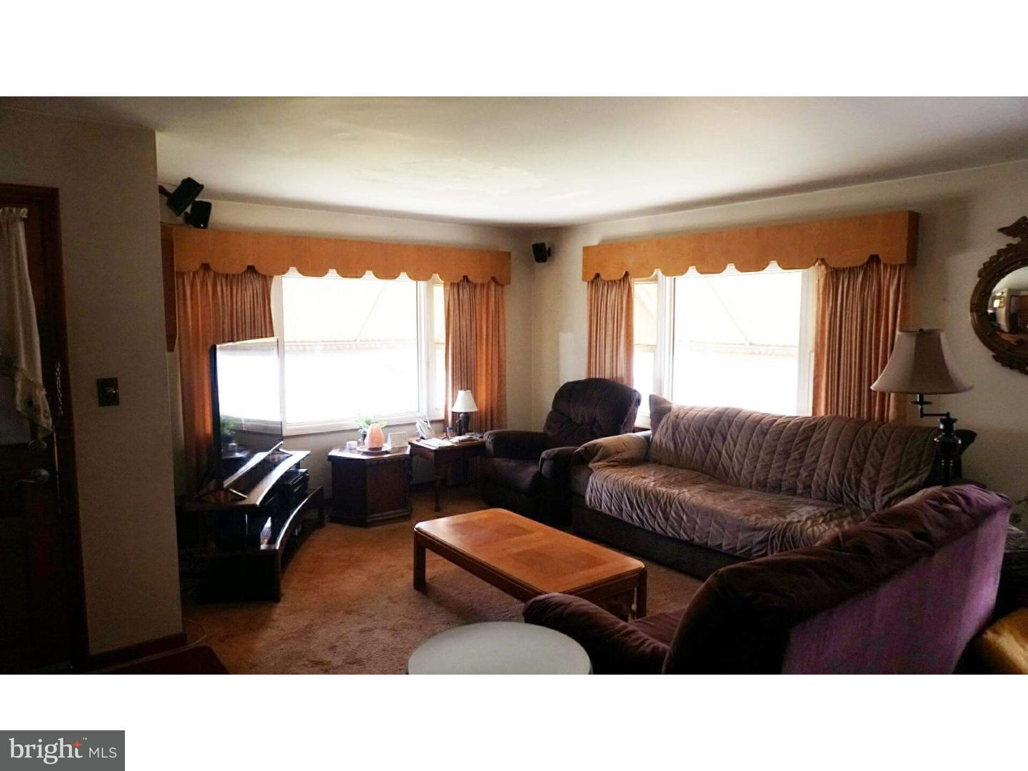110 Old Fritztown Road Reading, PA 19607 - Photo 4 of 24 Living Room