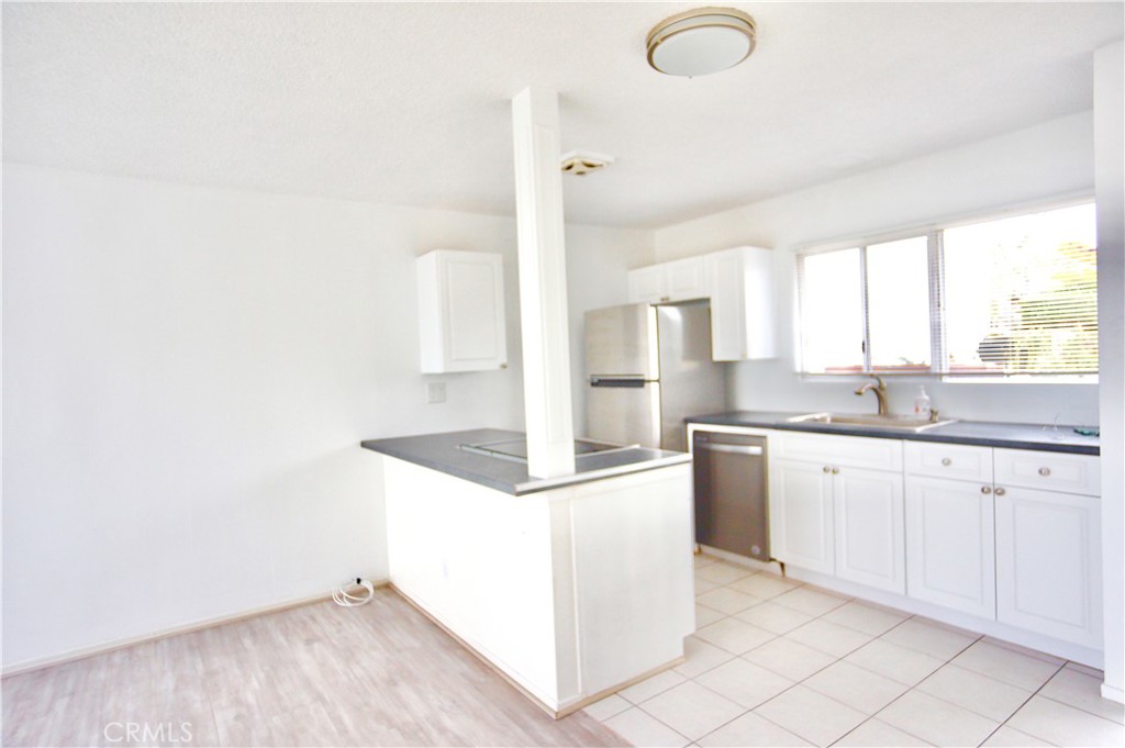 462 Seaward Road Corona del Mar, CA 92625 - Photo 6 of 25 KITCHEN WITH BREAKFAST BAR