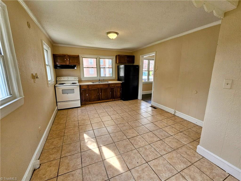 Large open kitchen/dining concept