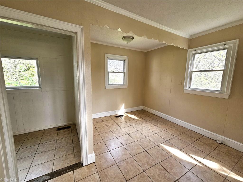 607 Arch Street High Point, NC 27260 - Photo 9 of 23 Dining area in large eat-in kitchen