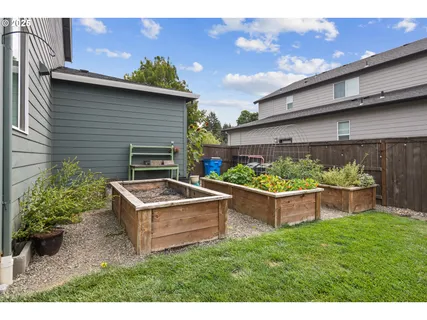 a view of a house with backyard