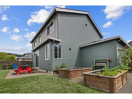 a view of a yard in front of house