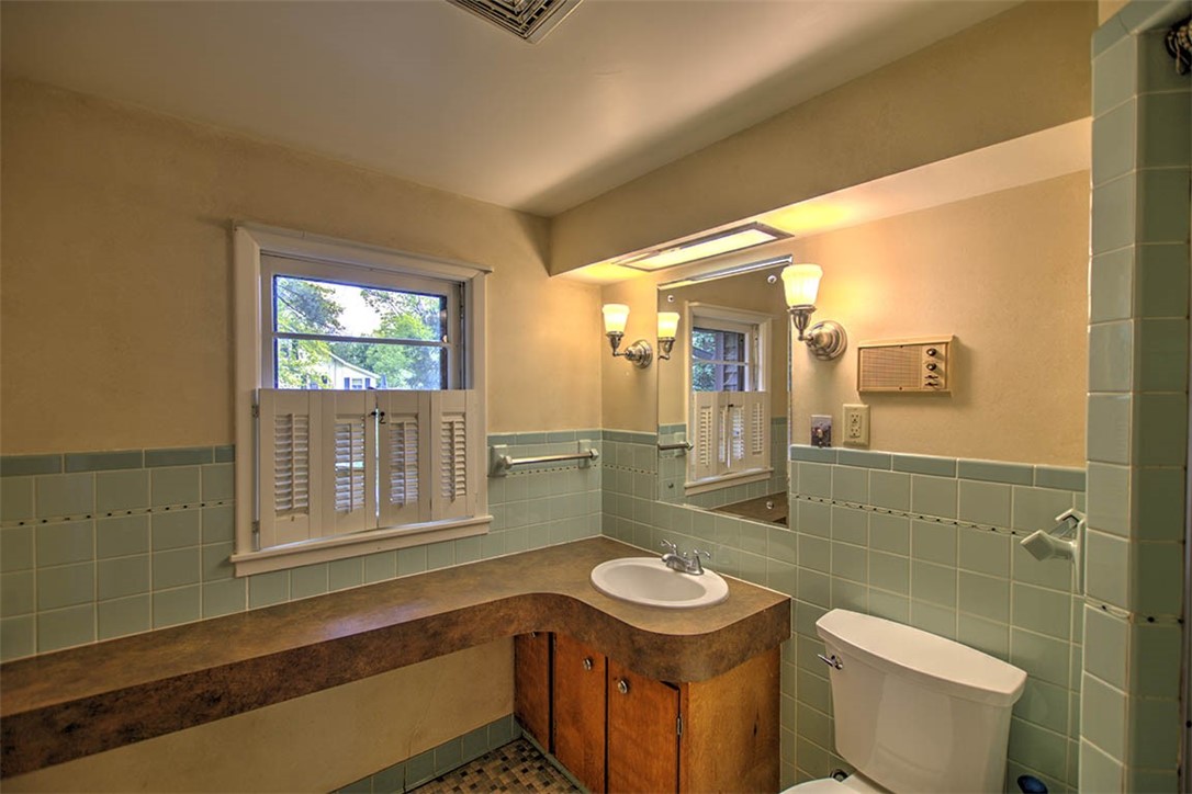 4480 Fort Daniel Road Decatur, IL 62521 - Photo 16 of 34 a bathroom with a sink a toilet and shower