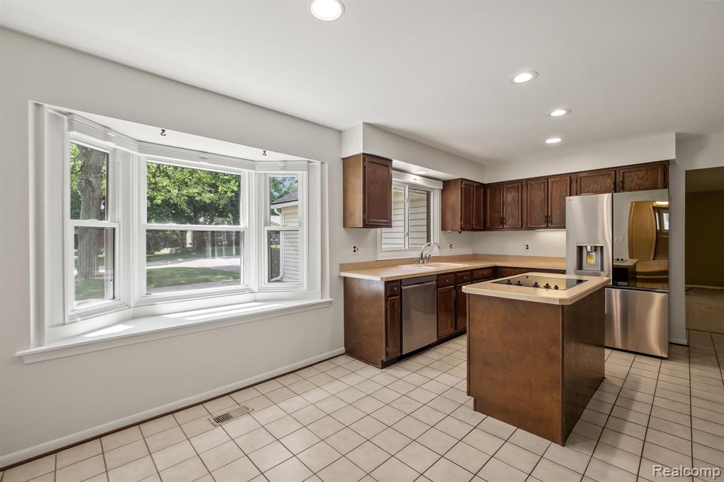 663 Lake Forest Road Rochester, MI 48309 - Photo 15 of 37