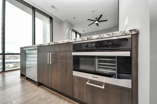 $810,000 | 1409 Post Oak Boulevard, Unit 803, Houston, TX 77056