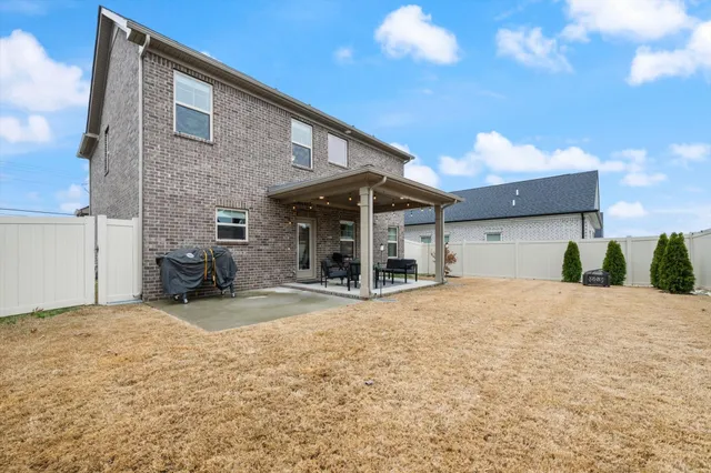a view of a house with backyard and porch