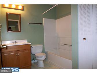 308 Winding Way Clementon, NJ 08021 - Photo 9 of 12 Bathroom