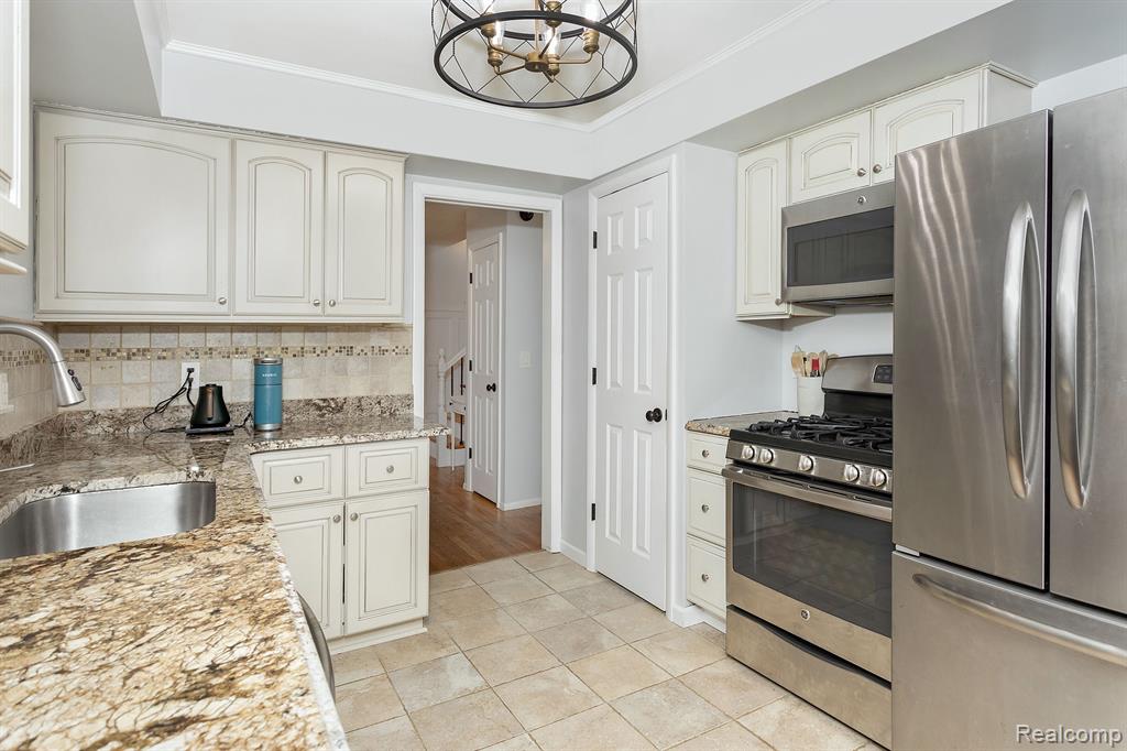 30323 Wicklow Road Farmington Hills, MI 48334 - Photo 5 of 33
