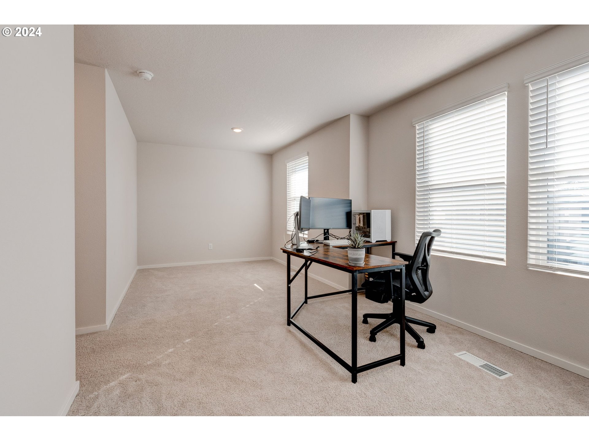 236 Northeast 28th Court Ridgefield, WA 98642 - Photo 18 of 22 a workspace with furniture and window