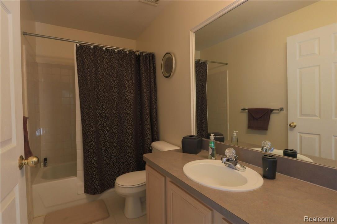 150 Eagle Ridge Road Lake Orion, MI 48360 - Photo 12 of 26 er41.jpg