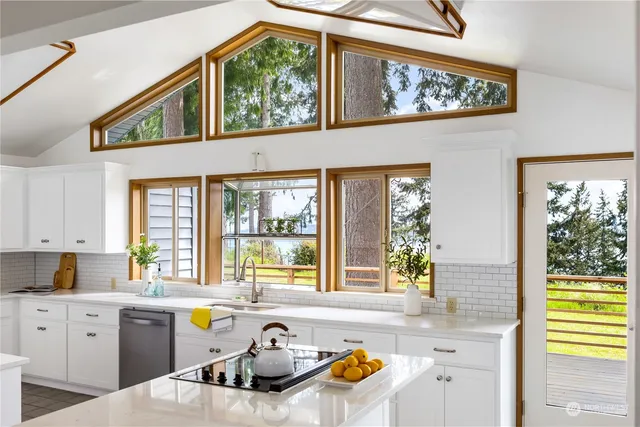 $1,399,500 | 8167 Possession Ridge Lane, Clinton, WA 98236