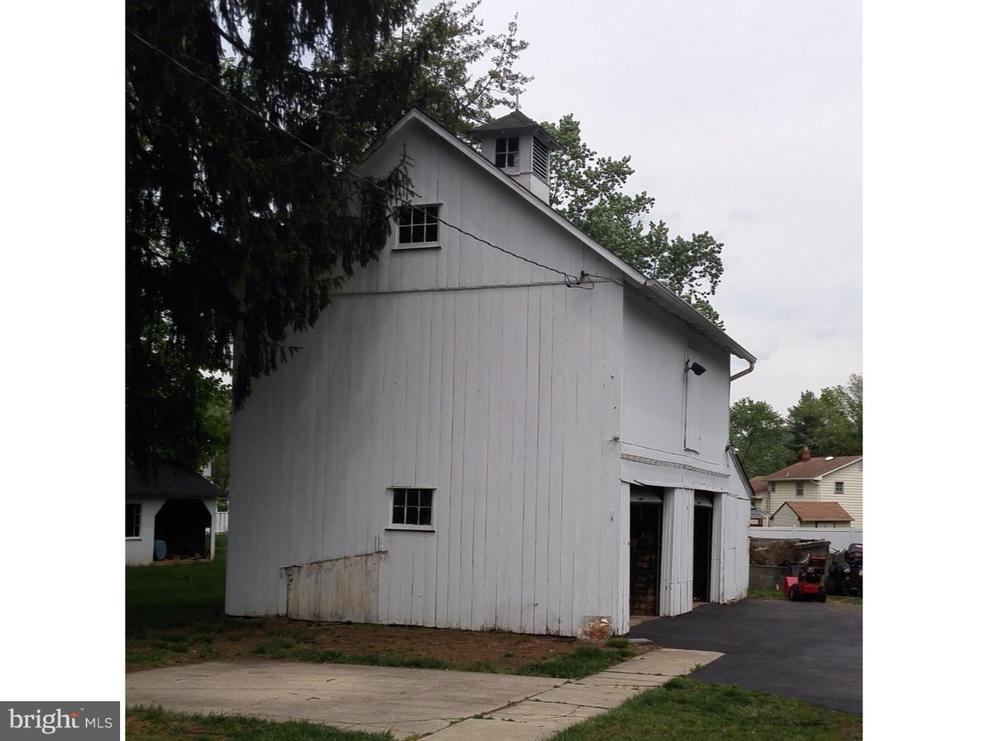 784 Woodlane Road Beverly, NJ 08010 - Photo 16 of 16 Garage