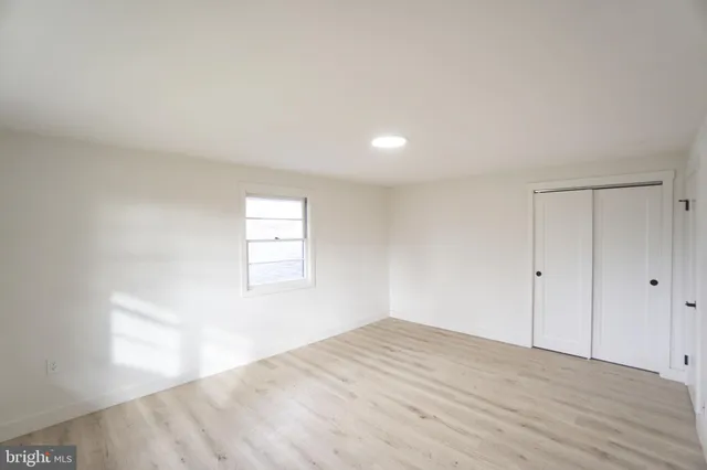 a view of a big room with closet and windows