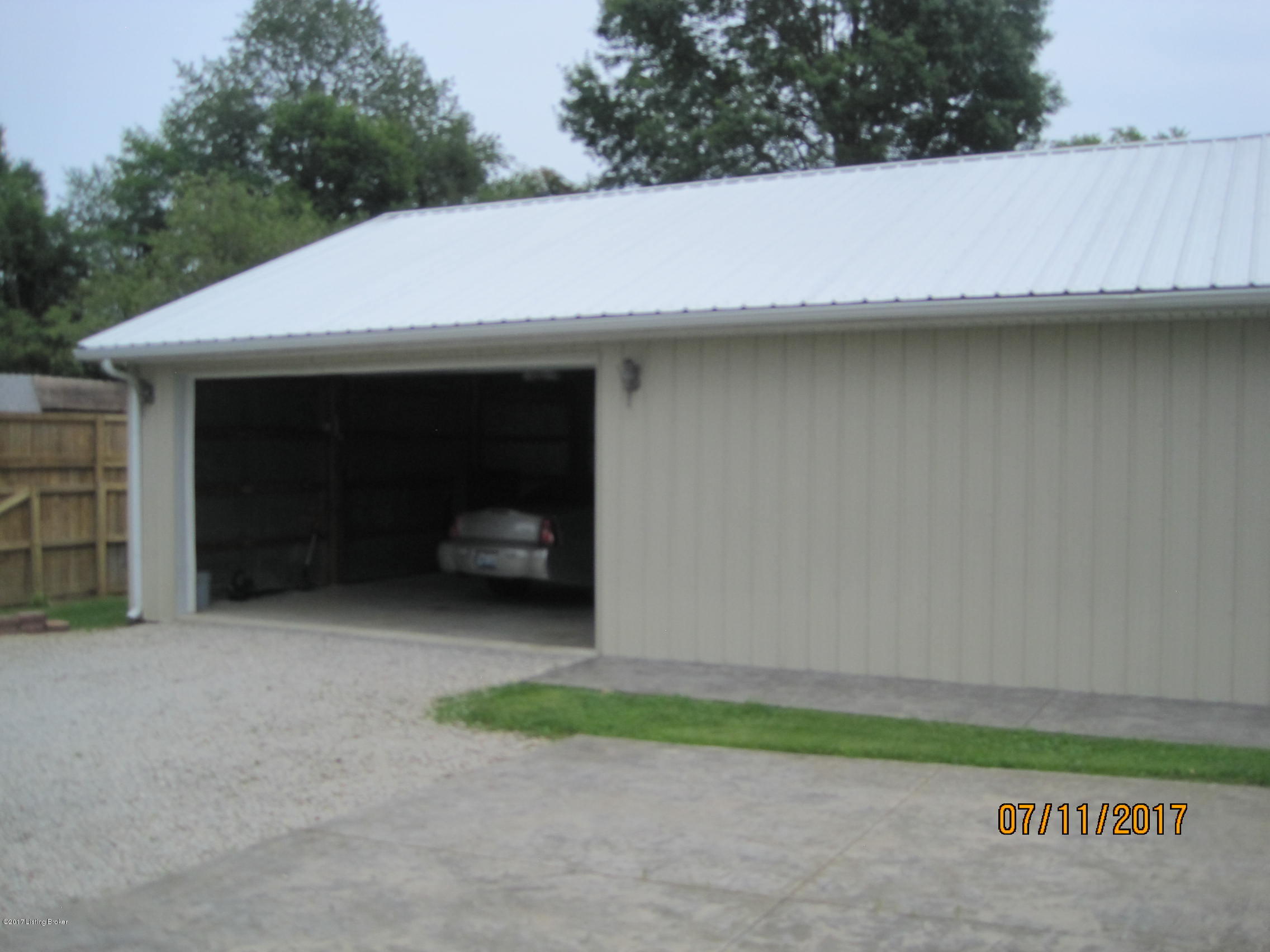 9705 Keys Ferry Road Fairdale, KY 40118 - Photo 9 of 30 IMG_2563