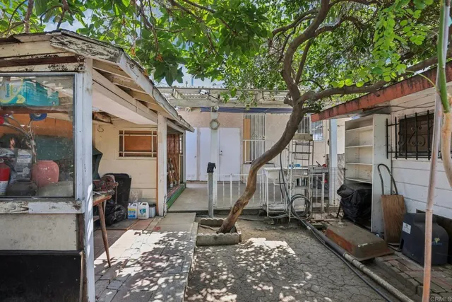 a view of a house with backyard and sitting area