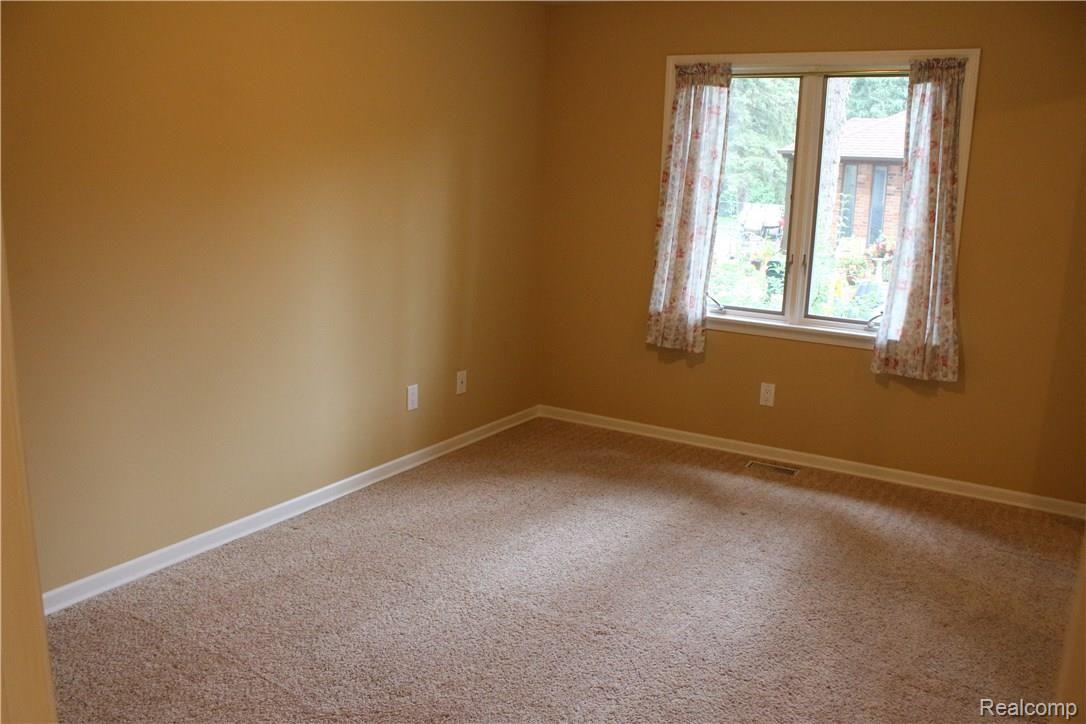 2724 Hickory Lawn Road Rochester, MI 48307 - Photo 11 of 30 11.JPG