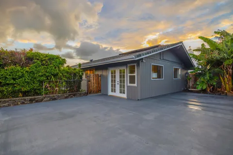 a view of a house with backyard