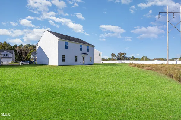 a view of a house with backyard