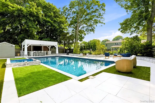 $999,999 | 957 Gardiner Drive, Bay Shore, NY 11706
