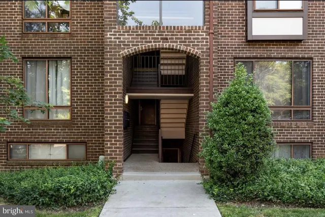 $3,300 | 114 Roberts Lane, Unit 101, Alexandria, VA 22314