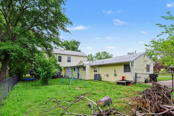 a view of a yard in front of house