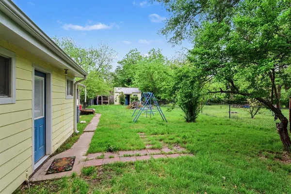 a view of a house with a backyard