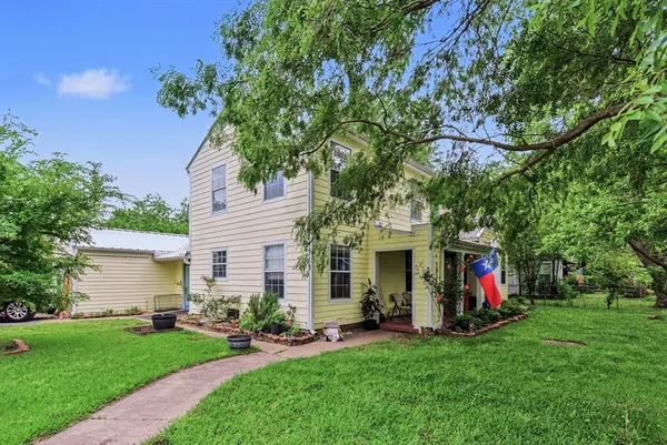 a view of an house with backyard space and garden