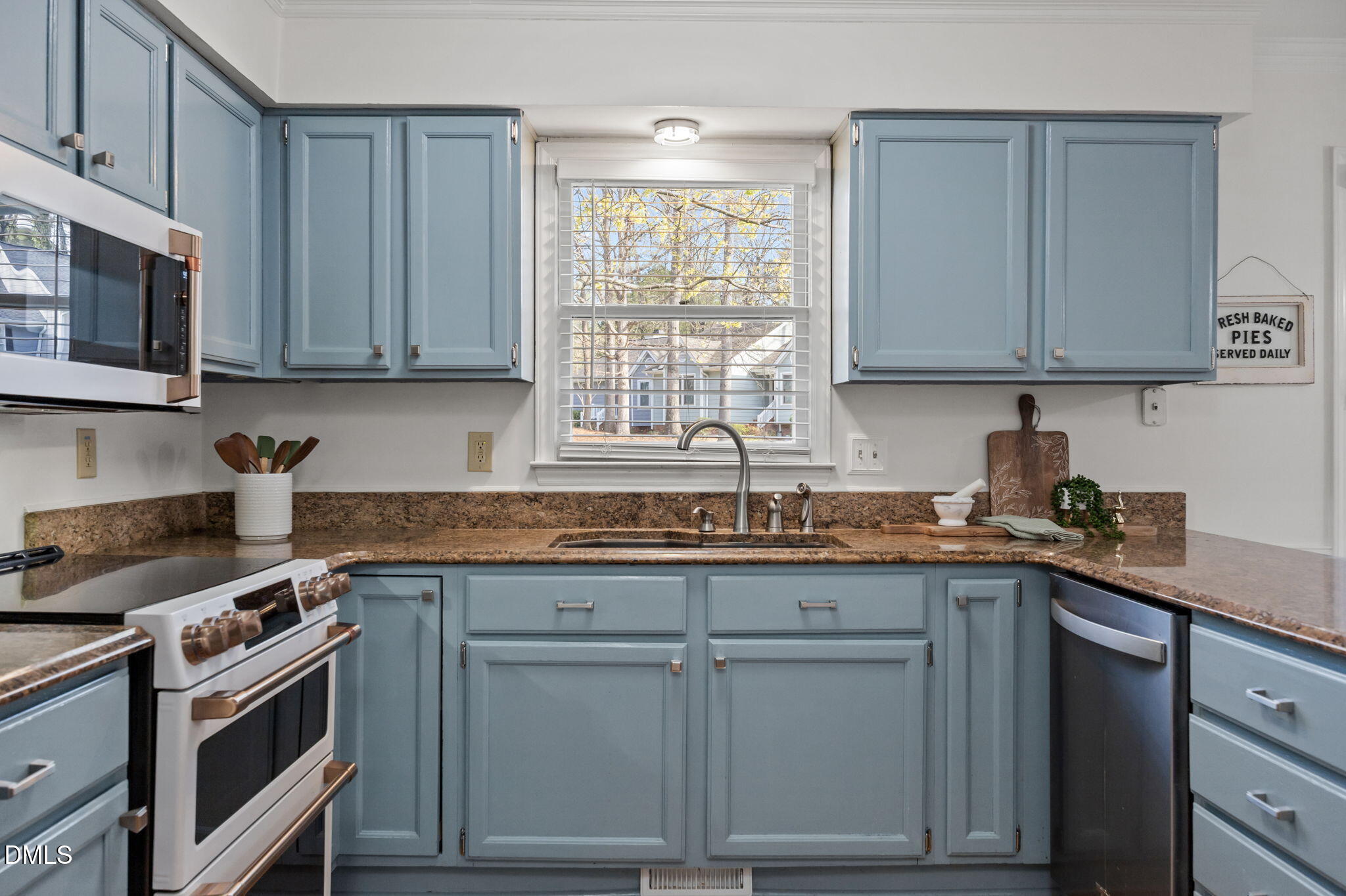 1401 Mapleside Court Raleigh, NC 27609 - Photo 4 of 39 30-web-or-mls-IMG_1498