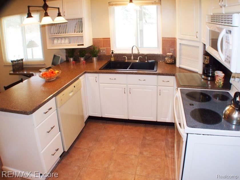 7286 Holcomb Road Clarkston, MI 48346 - Photo 5 of 20 Updated kitchen with ceramic