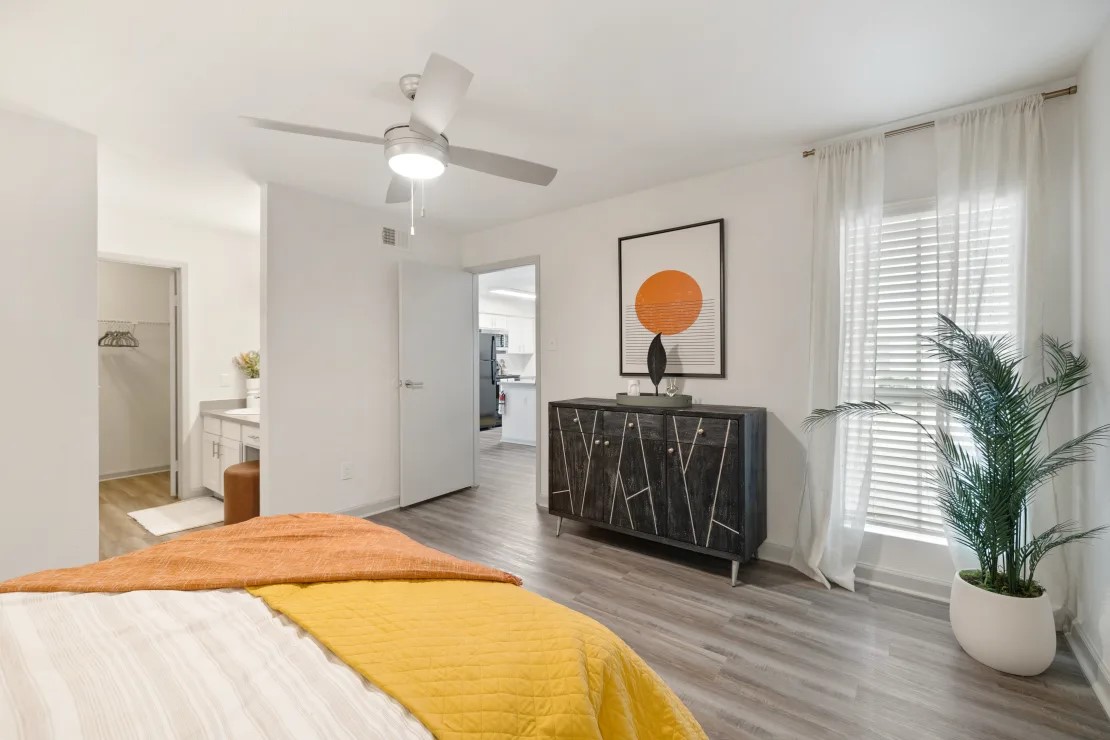 2800 South Ashford Road, Unit 2223 Houston, TX 77082 - Photo 4 of 35 a bedroom with a bed and a potted plant