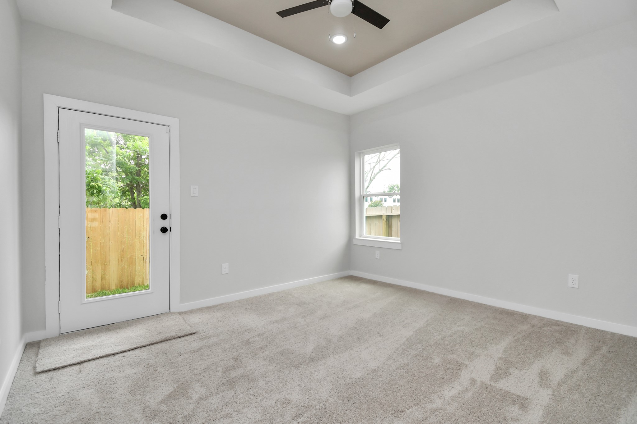 9808 Nedwald Street Houston, TX 77029 - Photo 33 of 39 an empty room with windows and closet