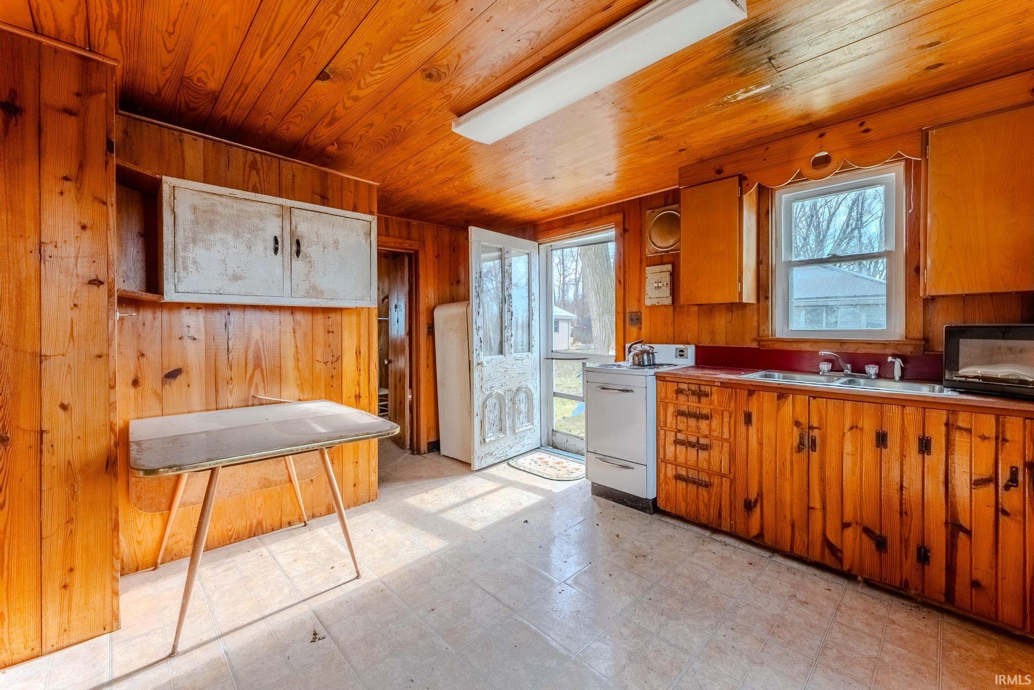 608 South Lake View Street Silver Lake, IN 46982 - Photo 9 of 21