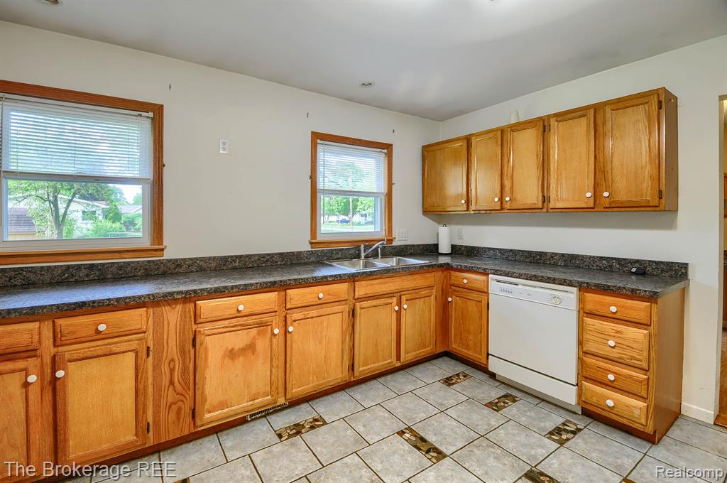 6101 East Pierson Road Flint, MI 48506 - Photo 10 of 27