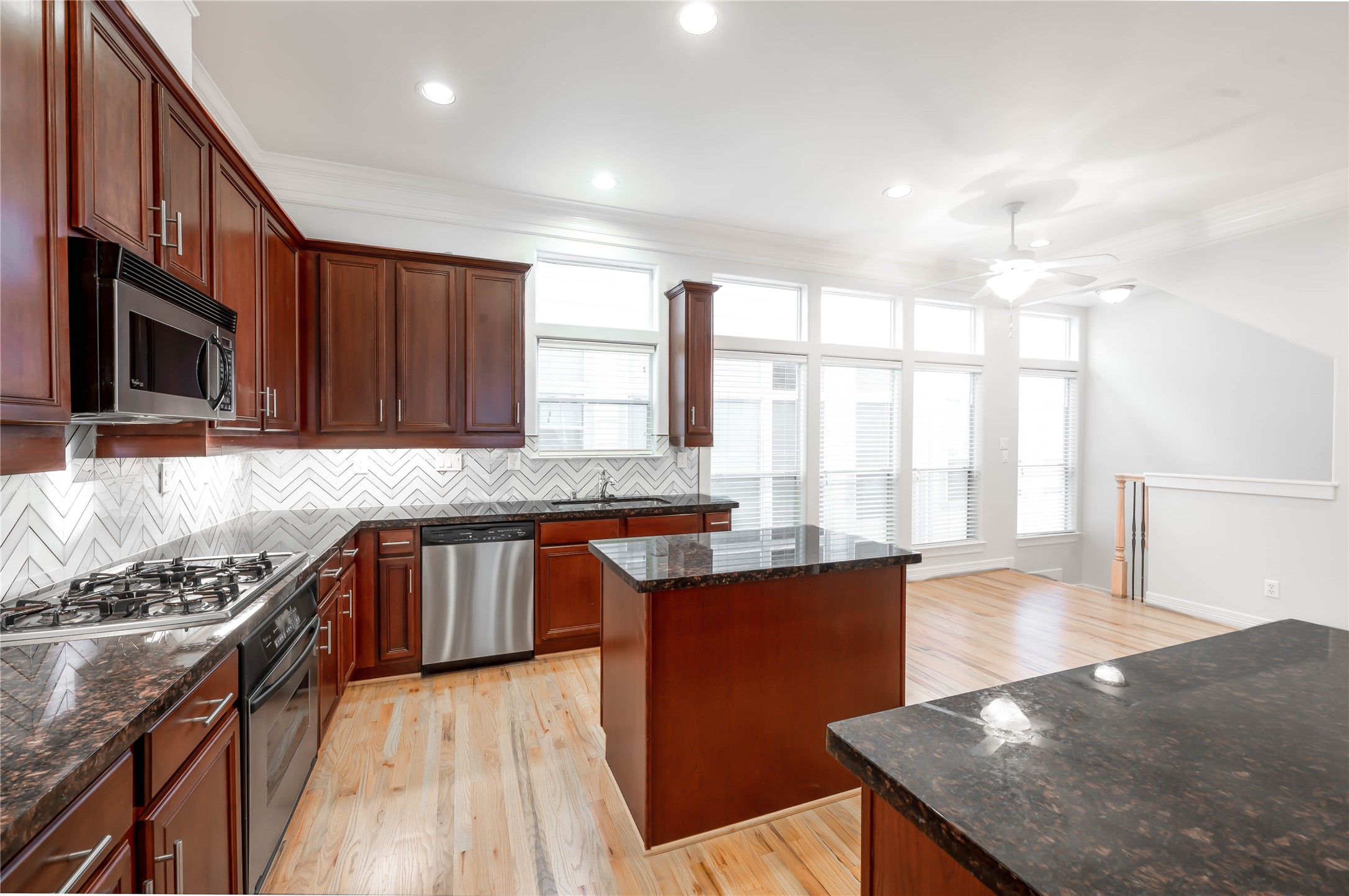 643 Hartman Street Houston, TX 77007 - Photo 12 of 42 Tons Of Natural Light Pours In