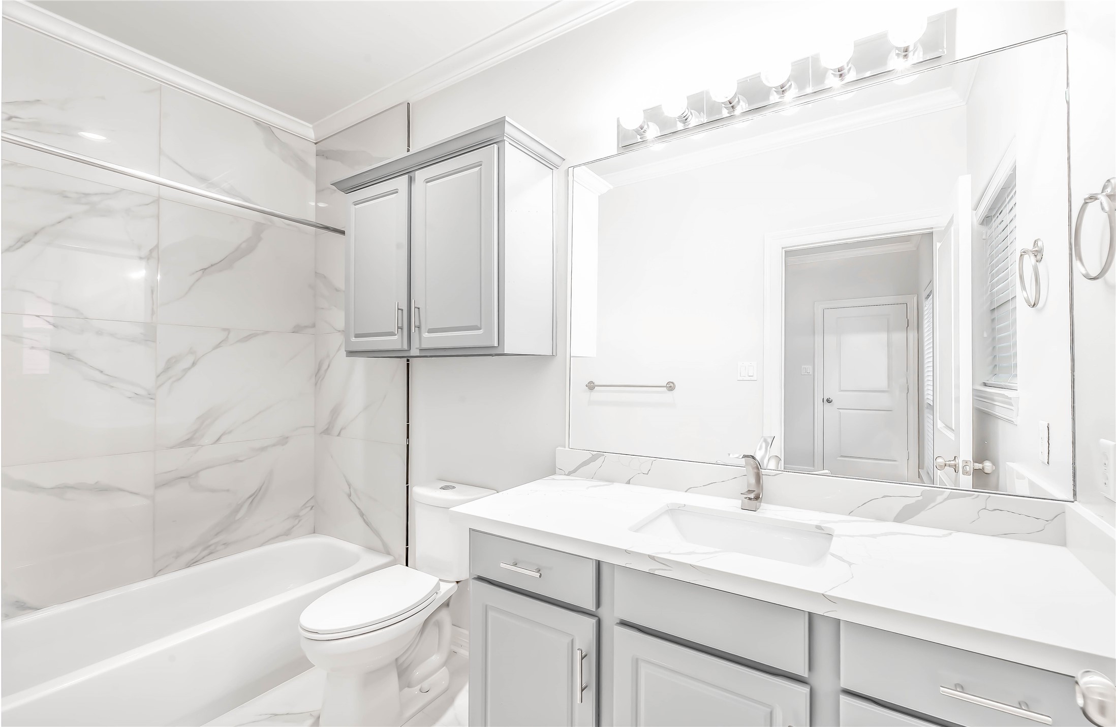 643 Hartman Street Houston, TX 77007 - Photo 22 of 42 En Suite Guest Bath