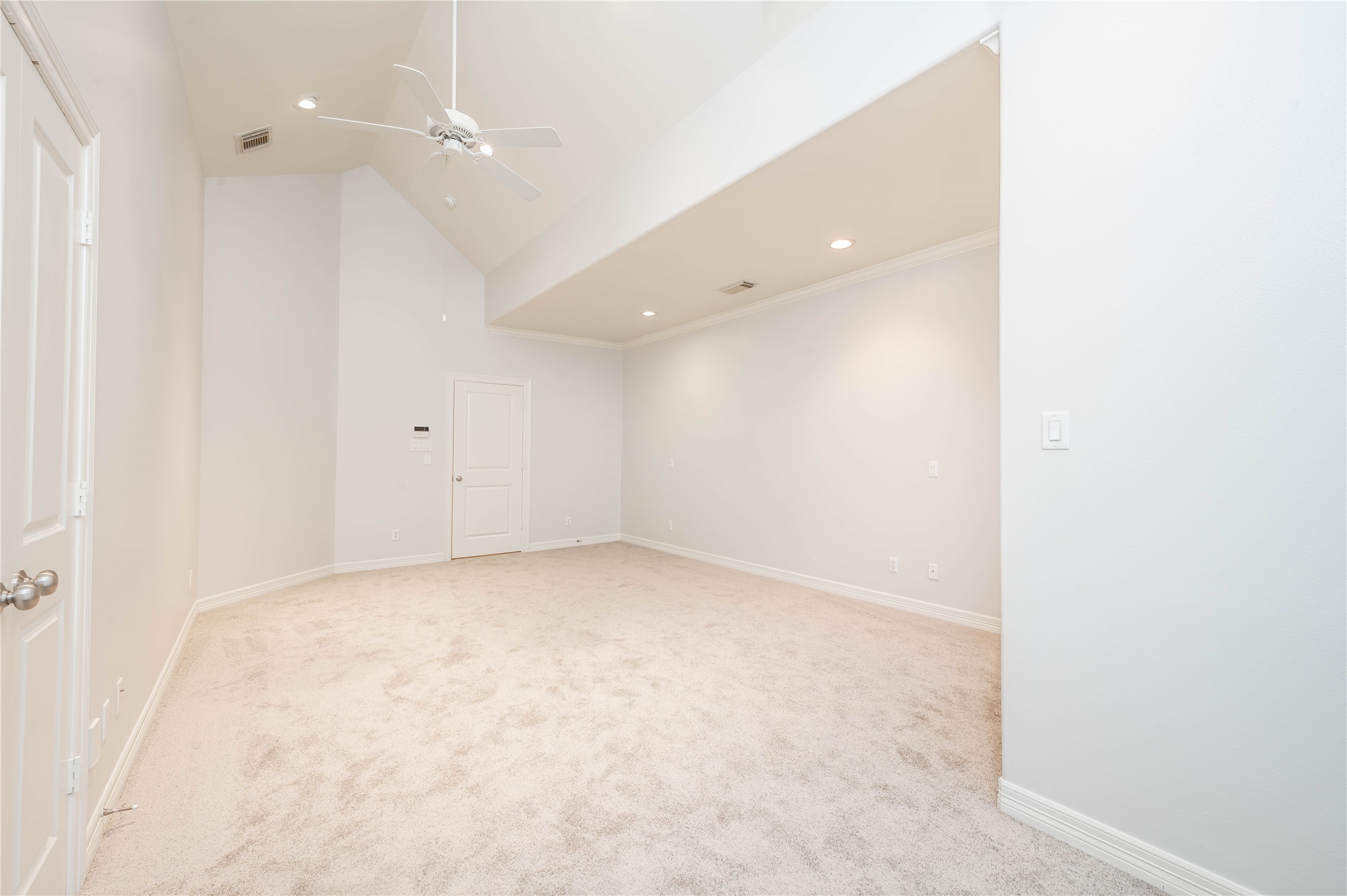 643 Hartman Street Houston, TX 77007 - Photo 25 of 42 Primary Bedroom Offers High Ceilings & Reading Lights