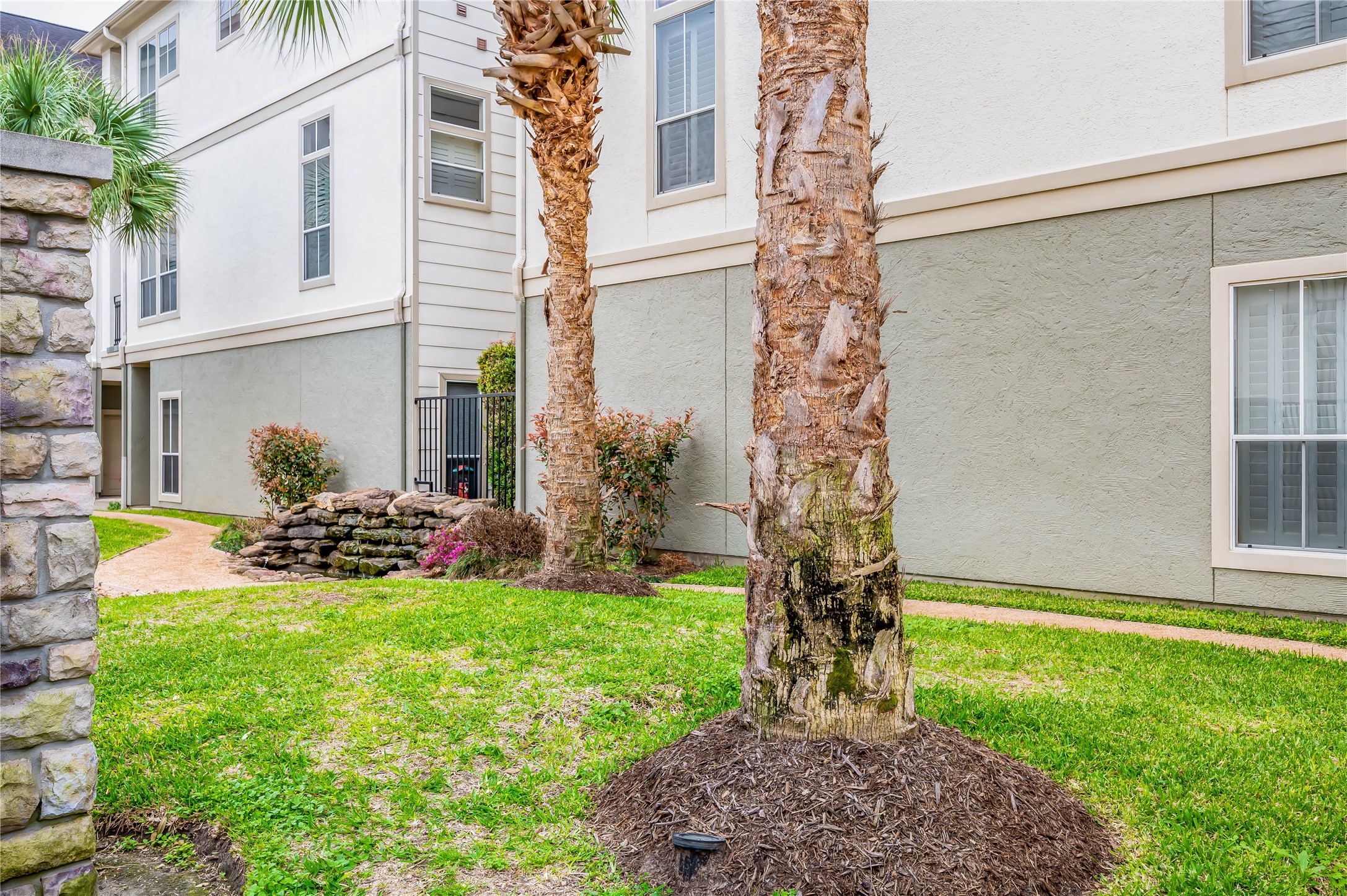 643 Hartman Street Houston, TX 77007 - Photo 30 of 42 Front Green Space Inside Community. Great For Pet Owners!