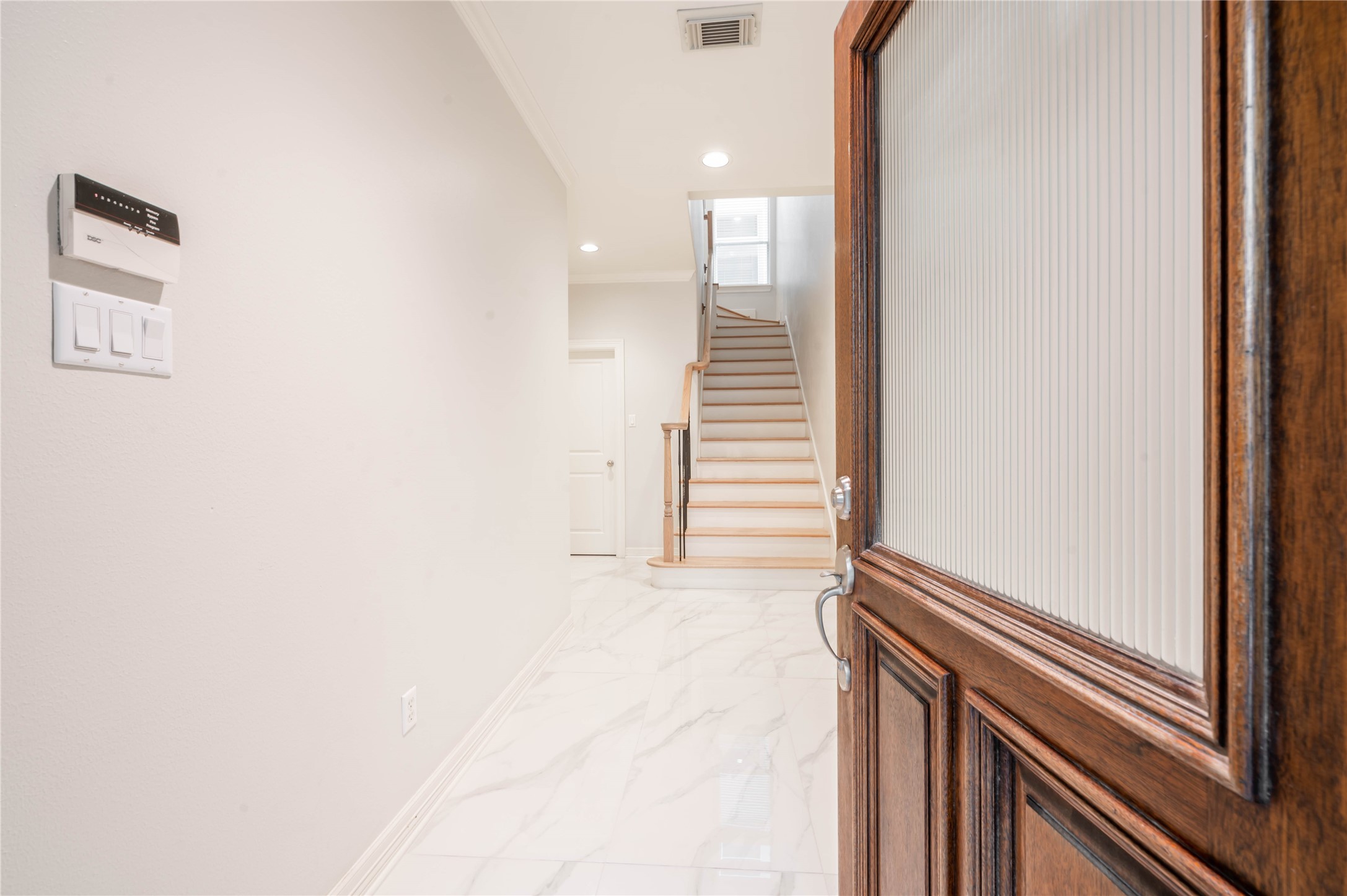 643 Hartman Street Houston, TX 77007 - Photo 4 of 42 Extra Wide Foyer Perfect For A Bench/Console Table