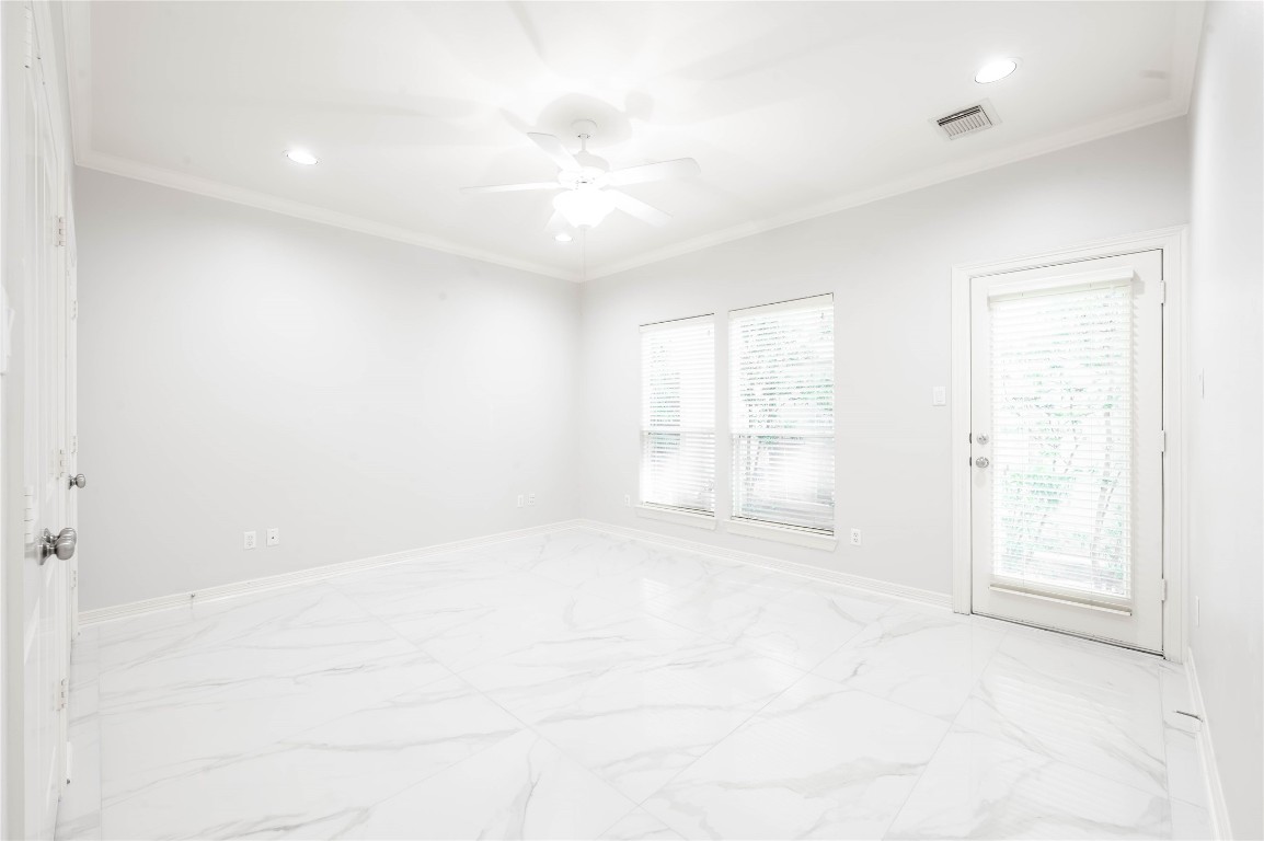 643 Hartman Street Houston, TX 77007 - Photo 5 of 42 Extra Large 1st Floor Bedroom With Access To Rear Entrance. Great For Roommates.