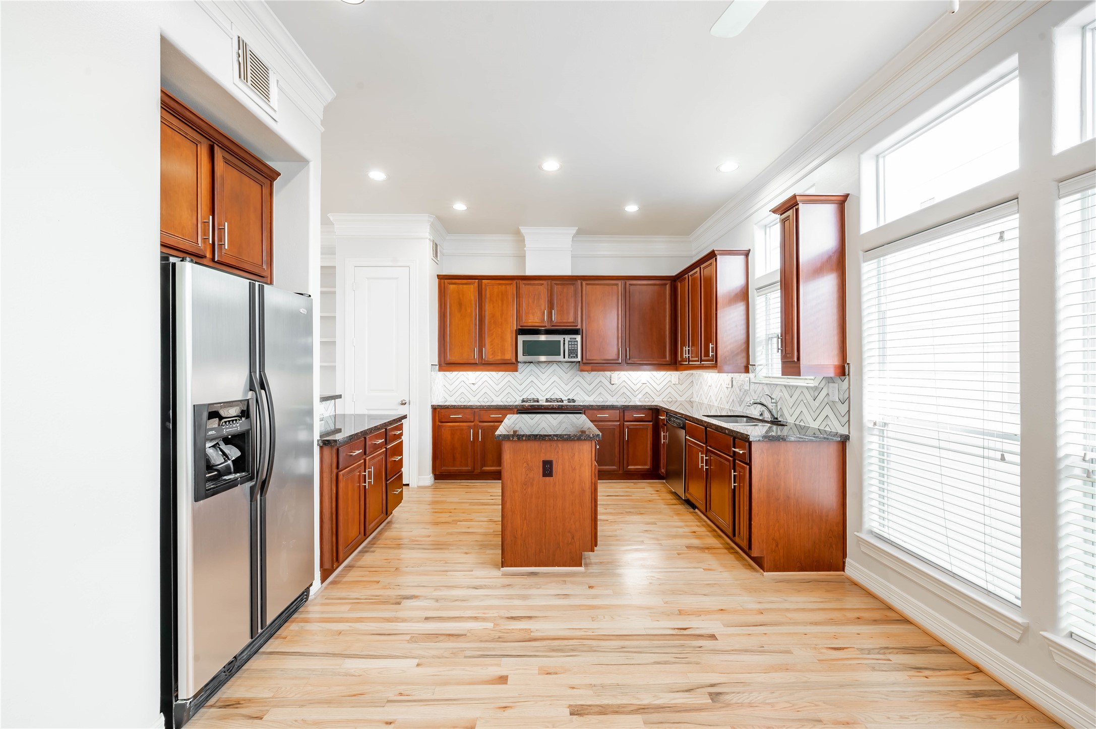 643 Hartman Street Houston, TX 77007 - Photo 9 of 42 Kitchen Appointed With SS Gas Appliances & Granite Countertops