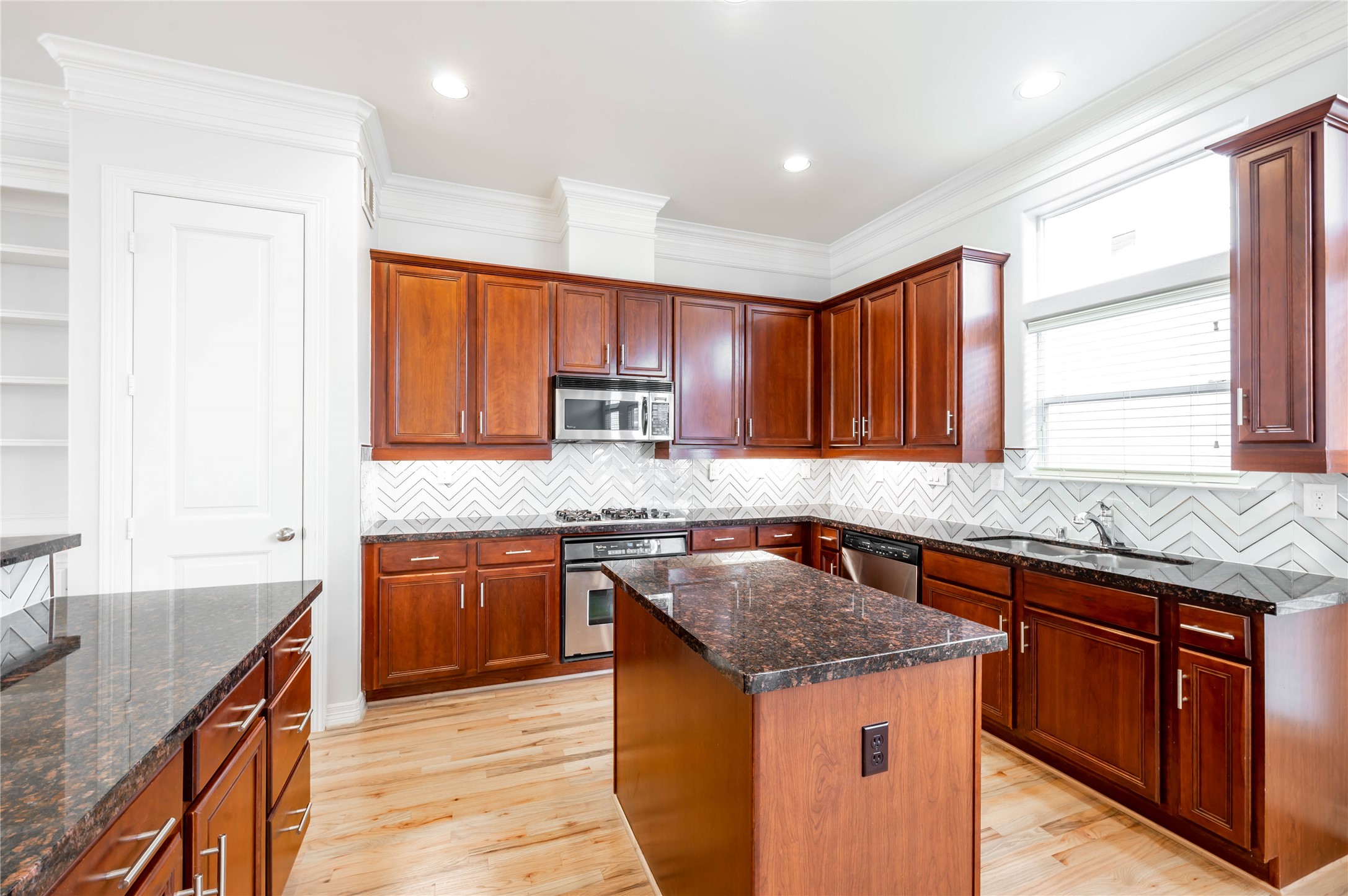 643 Hartman Street Houston, TX 77007 - Photo 10 of 42 Plenty Of Countertop Space For Prepping Food/Entertaining