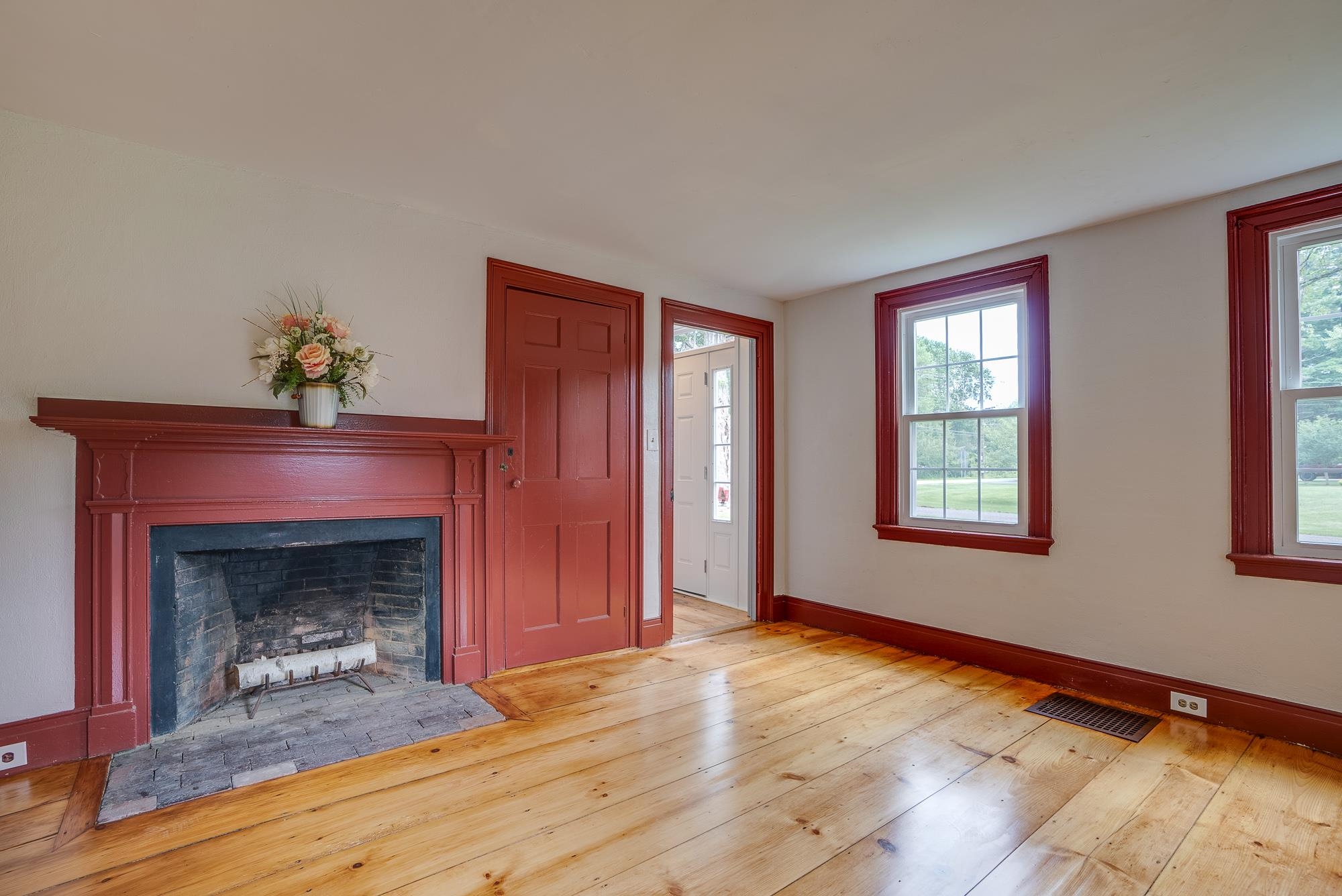 257 Island Pond Road Derry, NH 03038 - Photo 11 of 33