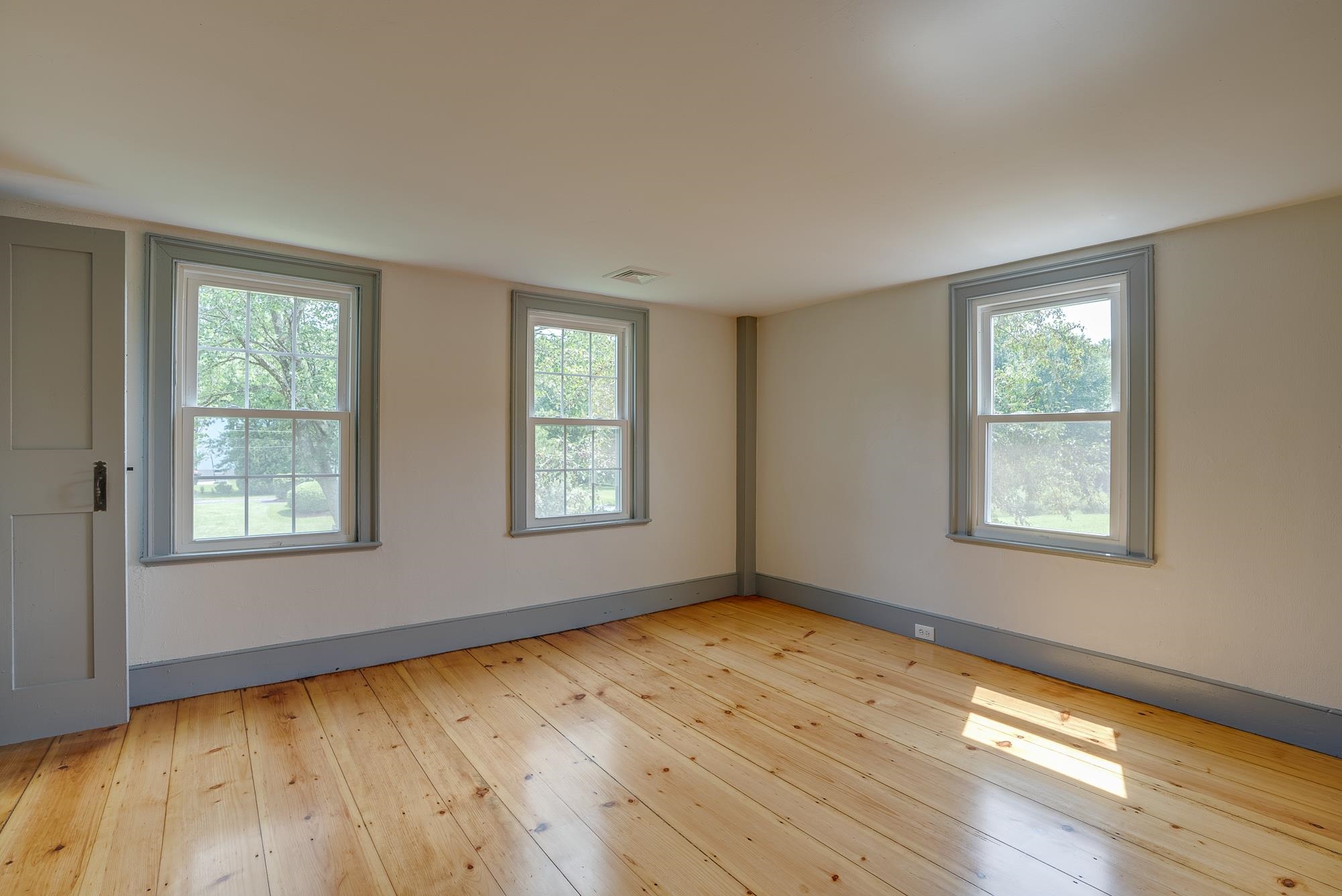 257 Island Pond Road Derry, NH 03038 - Photo 27 of 33