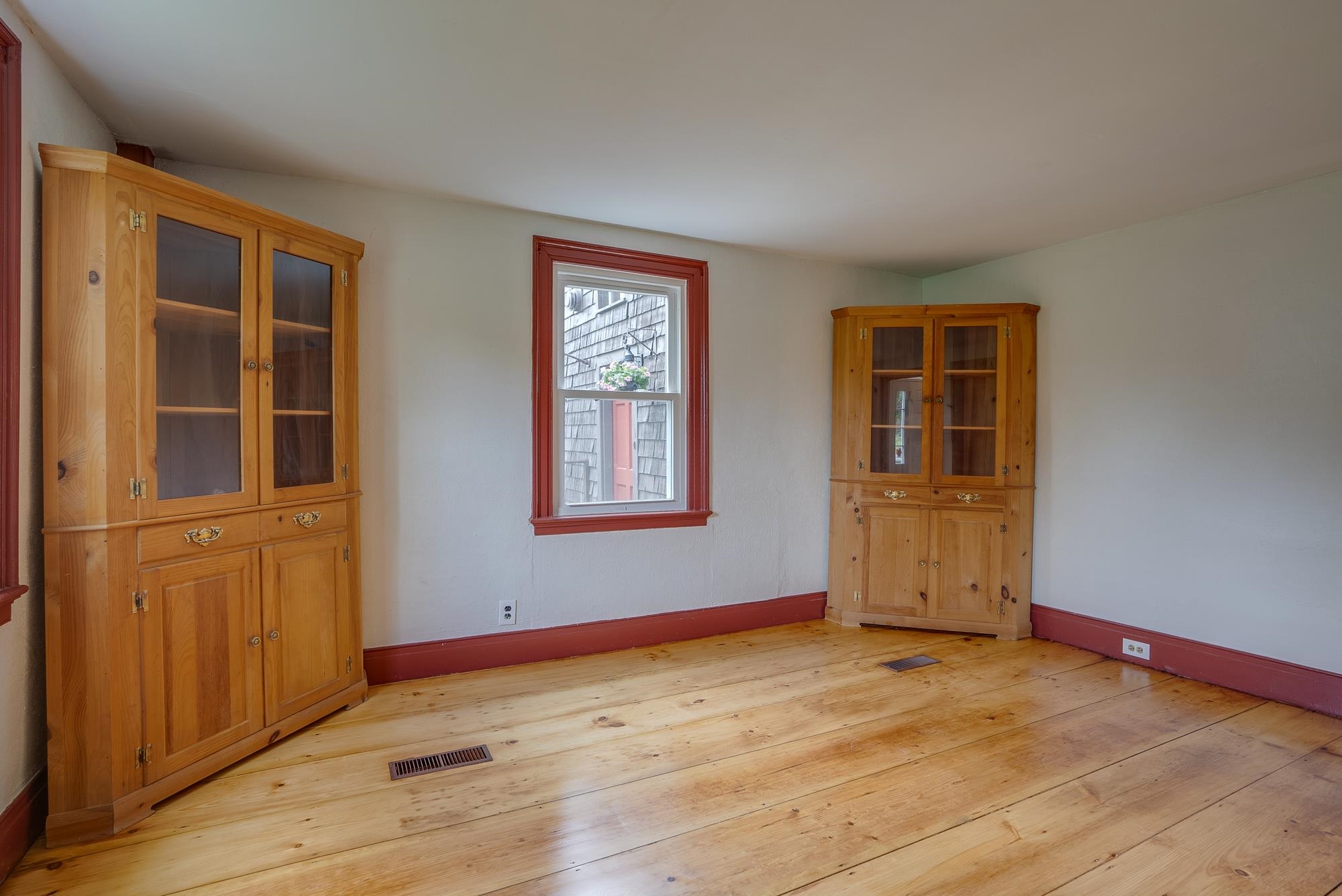 257 Island Pond Road Derry, NH 03038 - Photo 10 of 33