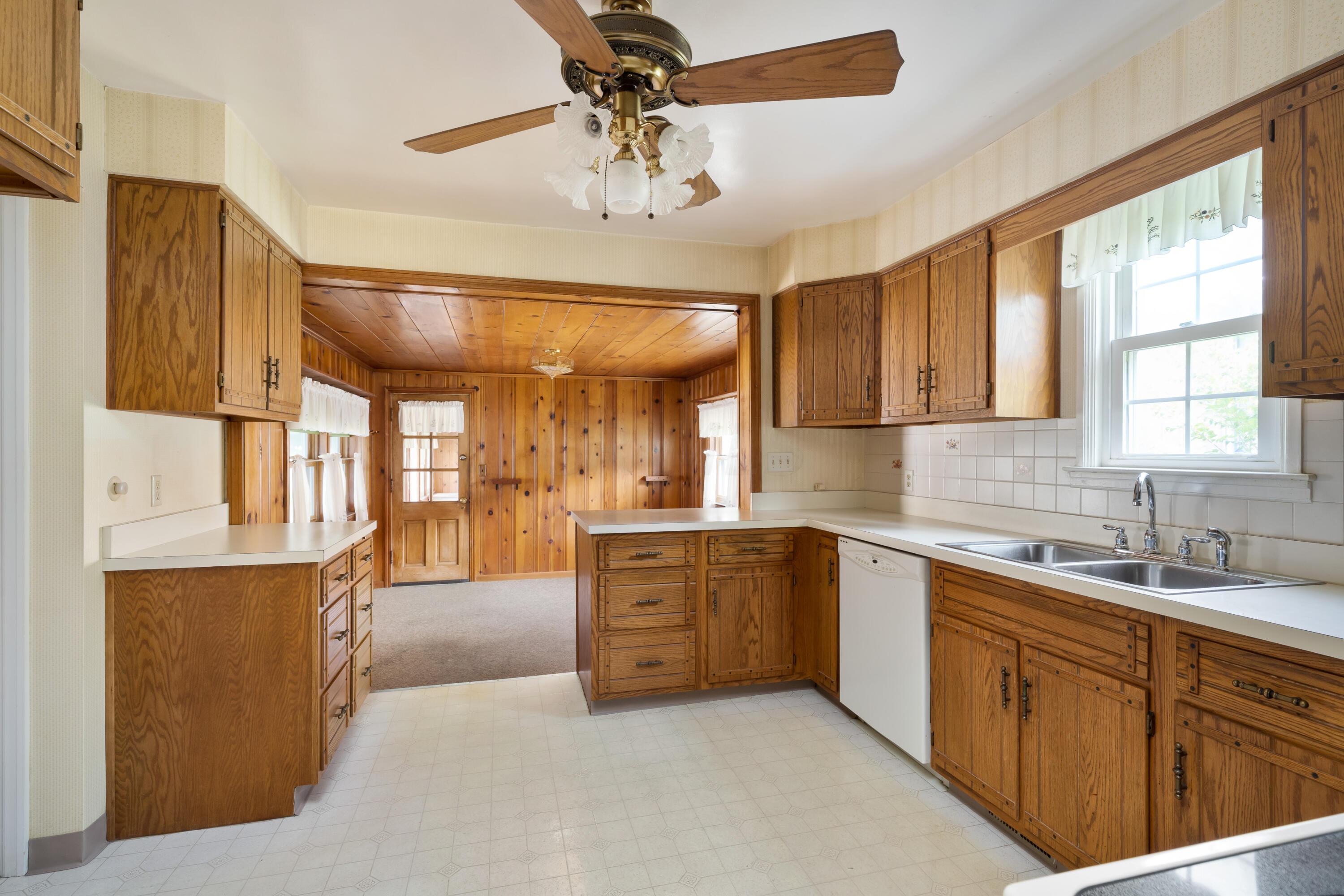 160 Nottingham Road Columbus, OH 43214 - Photo 6 of 20 Large kitchen