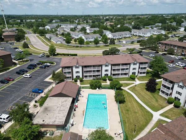 $2,100 | 185 North Gregory Street, Unit 10, Aurora, IL 60504