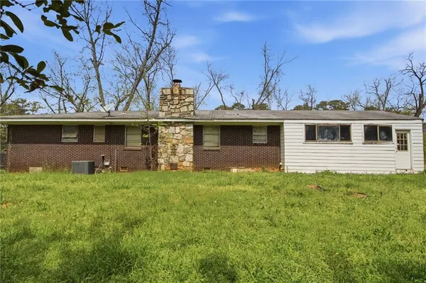 a view of a house with a backyard