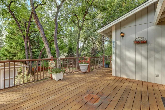 a view of a back yard of the house