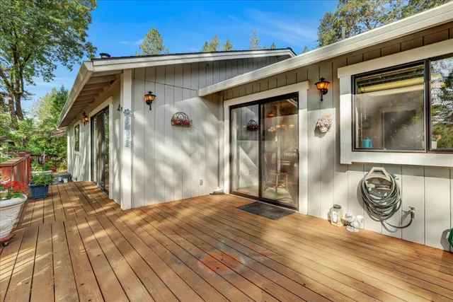 a view of a back yard