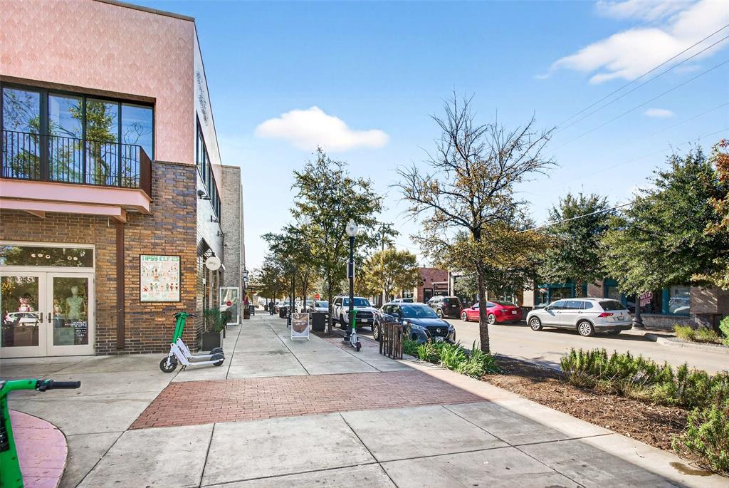 439 West 9th Street, Unit 2 Dallas, TX 75208 - Photo 19 of 25 a view of street with parked cars